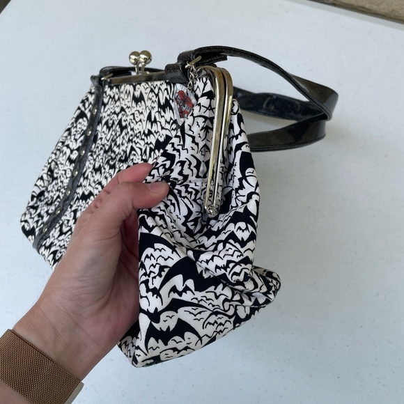 Rare Hold Fast Bat Shoulder Bag Purse Kiss Lock Paisley Halloween - Picture 6 of 15